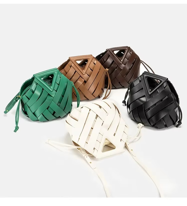 Women'S Accessories Handbags - Modna torebka damska z plecionej skóry